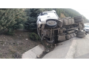 Devrilen Tırın Sürücüsü Kazayı Yara Alamadan Atlattı
