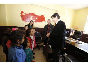 Rektör Amca, Toplanan Kitapları Kıyıdüzü Köyü İlkokuluna Teslim Etti