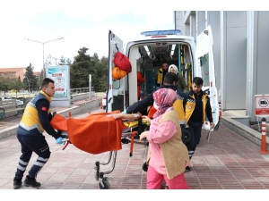 Liseli Genç Karnına Bıçak Sapladı