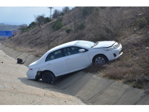 Otomobil Karşı Şeride Geçti: Yaşlı Çift Yaralandı
