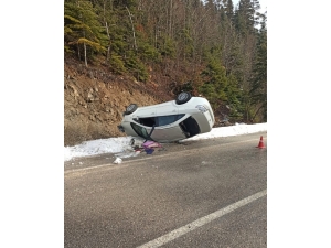 Yolda Kayan Otomobil Şarampolde Devrildi: 2 Yaralı