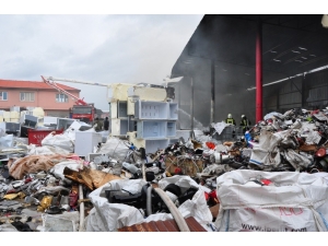 Geri Dönüşüm Tesisindeki Yangın Kontrol Altına Alındı