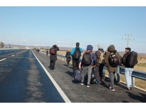 Göçmenler Sınırlara Akın Ediyor