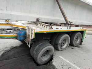 Köprü Ayağı Taşıyan Tır Kara Yolunda Açtığı Çukura Düştü