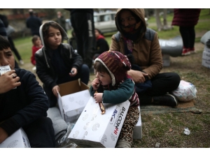 Çanakkale’den Yunanistan’a Geçmeyi Bekleyen Mültecilere Giyim Ve Erzak Ve Battaniye Yardımı