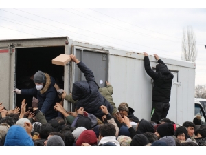 Mülteciler Yardım Paketlerini Almak İsteyince İzdiham Oluştu