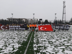 Isparta’daki Genç Takımlardan İdlip’e Pankartlı Başsağlığı Mesajı