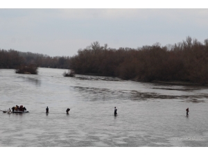 Meriç Nehri’ni Yürüyerek, Botla Ve Çocukları Omuzlarında Geçiyorlar