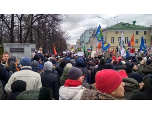 Sokağa İnen Binlerce Protestocu Putin’in İstifasını İstedi