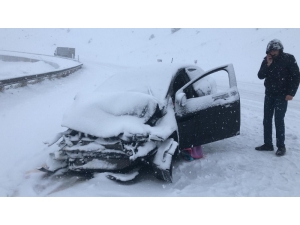 Sakaltutan Geçidinde Yoğun Kar Yağışı Ulaşımda Aksamalara Neden Oldu