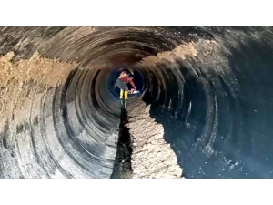 Sahile Vuran 200 Metrelik Boru Görenleri Şaşkına Çevirdi