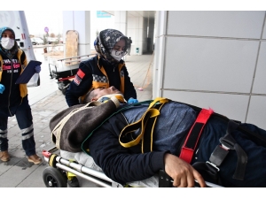 Otomobil İle Traktör Çarpıştı: 1 Yaralı