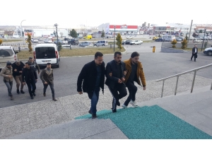 Kendilerini Polis Olarak Tanıtıp Gasp Yaptıkları İleri Sürülen 4 Kişi Tutuklandı