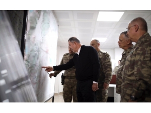 Bakan Akar Ve Komutanlar Sınırın Sıfır Noktasında