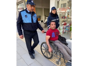 Zabıta Engelli Gence Yardım Etti