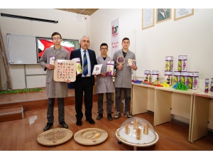 Bu Okulun Cirosu Şirketlerle Yarışıyor