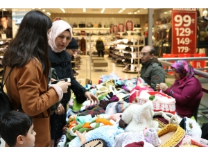 Görme Engelli Kadınlar Ördü, Vatandaşlar Aldı