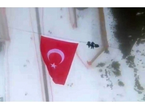 Şehitler İçin Palandöken’e Dev Türk Bayrağı Astılar
