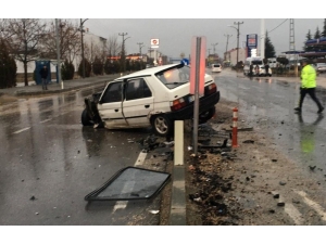 İki Otomobil Çarpıştı, Kaza Anı Kameraya Yansıdı