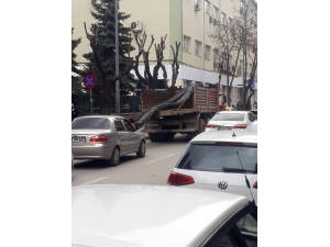 Kasasındaki Demir Çubuklarla Trafiği Tehlikeye Attı