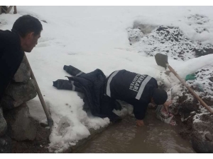 Hakkari’de Yol Kenarındaki Kanallar Temizlendi