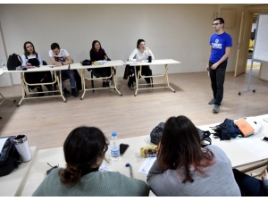 Gençler Dil Öğrenmenin Mutluluğunu Yaşıyor