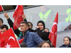 Şehitlerin İsimleri Okunurken Tribünde Hüngür Hüngür Ağladı