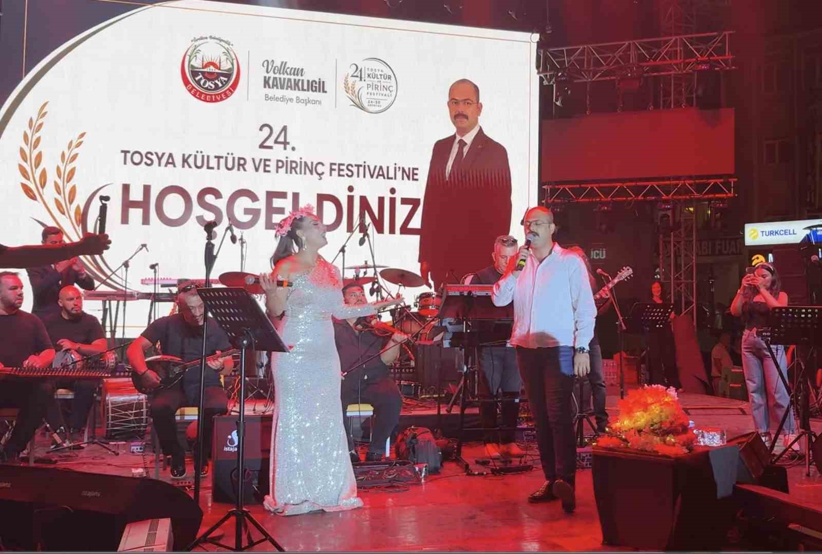belediye-baskani-konserde-sarki-soyledi-vatandaslar-unutulmaz-bir-gece-yasadi