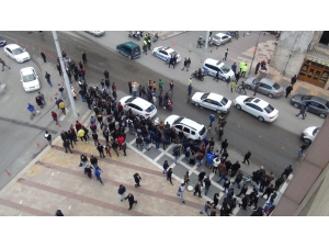 Seyyar Satıcının Bıraktığı Valiz Şüphe Üzerine Fünye İle Patlatıldı