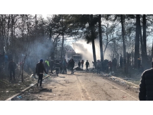 Göçmenlere Müdahale Etmek İsteyen Asker Sınırda Kamyondan Düştü