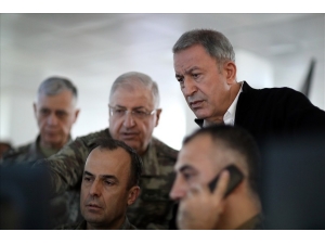 Bakan Akar’ın Bahar Kalkanı Harekatı’nı Yönettiği Anların Fotoğrafları Paylaşıldı