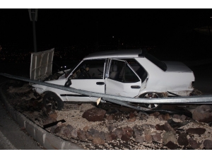 Elazığ’da Otomobil Bariyere Çarptı: 3 Yaralı