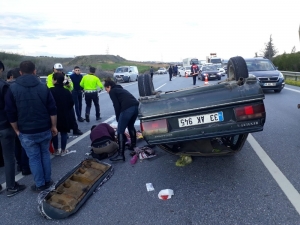 Otomobil, Kamyona Çarpıp Takla Attı: 7 Yaralı