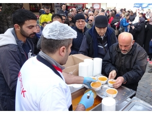 Yılda Bir Defa Pişen Çorbadan İçmek İçin Yüzler Metre Kuyruk Oluşturdular