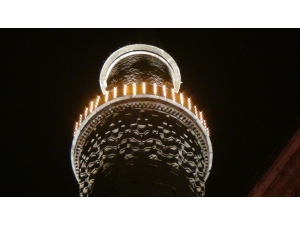 Eller Bahar Kalkanı Ve Şehitler İçin Semaya Kalktı