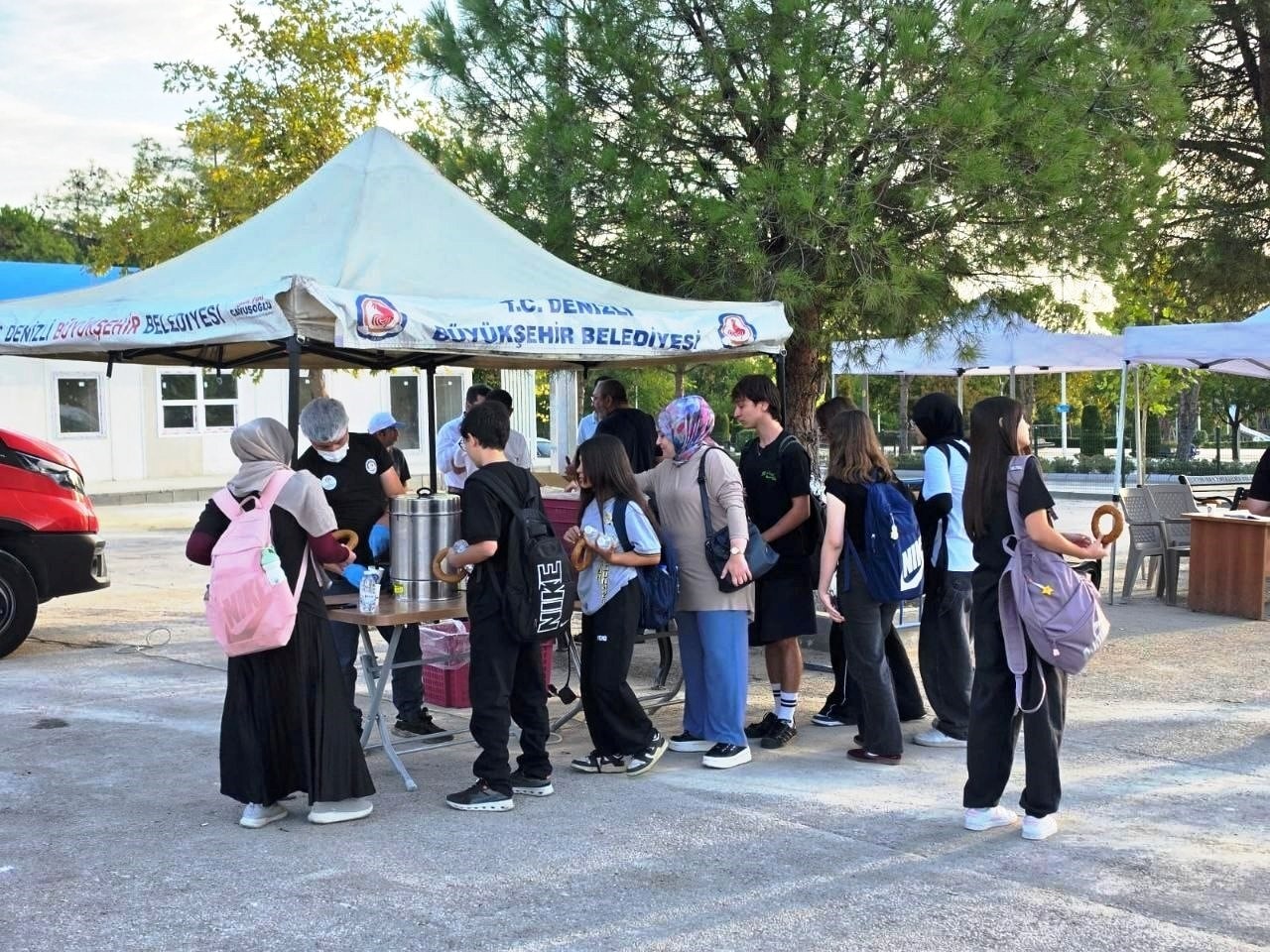 buyuksehirden-okul-yolunda-ogrencilere-sicak-surpriz