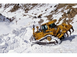 Depremin Vurduğu Mahallenin Yoluna Çığ Düştü