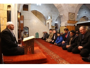 9 Asırlık Camide Eller Mehmetçik İçin Açıldı