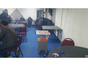 İzmir’de Mühürlenen Çay Ocağına Kumar Baskını: 50 Kişi Yakalandı