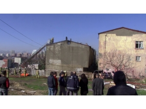 Avcılar’da İki Binanın Çatı Katı Alev Alev Yandı