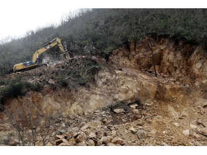 Kürtün’deki Heyelanda Çalışmalar Devam Ediyor