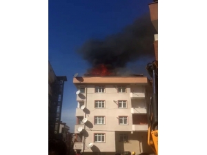 Kağıthane’de Bulunan 4 Bir Binanın Çatı Katında Bilinmeyen Bir Nedenle Yangın Çıktı. Çatı Katı Alev Alev Yanarken, İhbar Üzerine Olay Yerine Gelen İtfaiye Ekipleri Yanına Müdahale Ediyor.