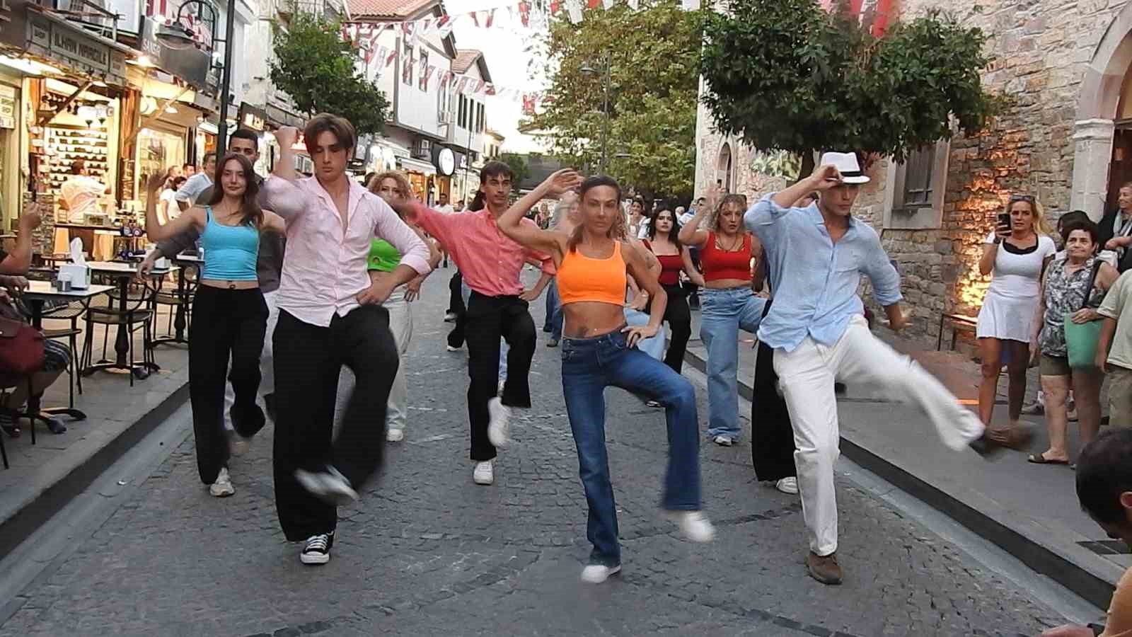 izmir-askina-dernegi-nden-cesme-festivali-nde-surpriz-gosteri