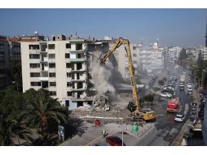İzmir’deki Yatık Binalarda Yıkım Başladı
