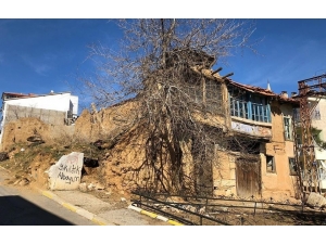 Tehlike Arz Eden Yapılar Tespit Edilerek Yıkılıyor