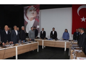 Kuşadası Belediye Meclisi’nden İdlib Şehitleri İçin Saygı Duruşu