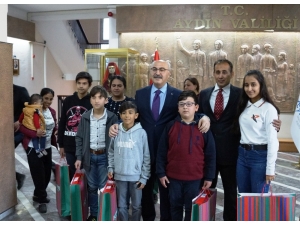 Vali Köşger, Bayrağa Saygı Gösteren Çocukları Ödüllendirdi