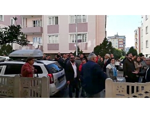 Apartmanda Aşağıya Düşmek Üzere Olan Kadını Komşusu Kurtardı