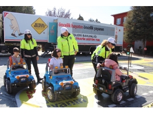 Çocuklar Uygulamalı Trafik Eğitimiyle Bilinçlendiriliyor