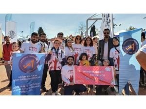 Çocuklar İçin İyilik Peşinde Koştular